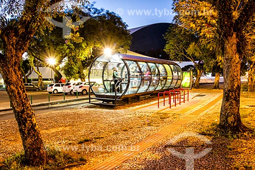  Estação tubular de ônibus articulados - também conhecido como Estação Tubo - com o Museu Oscar Niemeyer - também conhecido como Museu do Olho - ao fundo  - Curitiba - Paraná (PR) - Brasil
