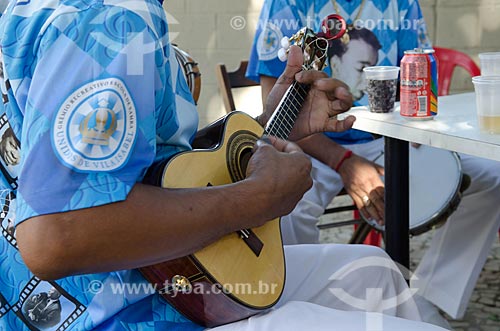  Homem tocando cavaquinho na roda de samba de músicos do Grêmio Recreativo Escola de Samba Unidos de Vila Isabel  - Rio de Janeiro - Rio de Janeiro (RJ) - Brasil