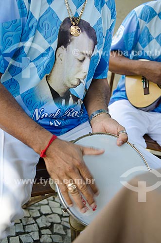  Homem tocando pandeiro na roda de samba de músicos do Grêmio Recreativo Escola de Samba Unidos de Vila Isabel  - Rio de Janeiro - Rio de Janeiro (RJ) - Brasil