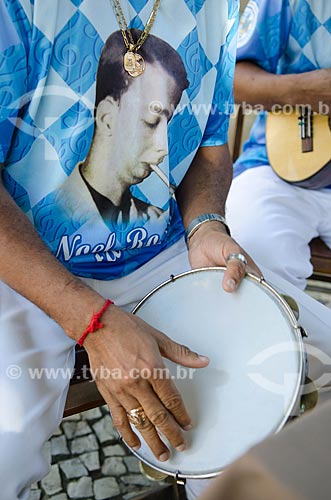  Homem tocando pandeiro na roda de samba de músicos do Grêmio Recreativo Escola de Samba Unidos de Vila Isabel  - Rio de Janeiro - Rio de Janeiro (RJ) - Brasil