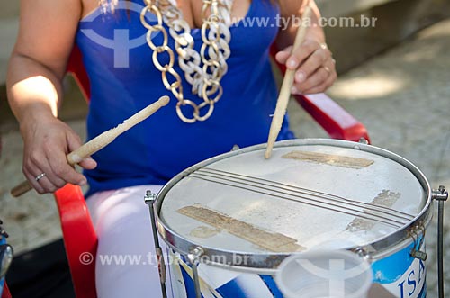  Mulher tocando caixa de guerra na roda de samba de músicos do Grêmio Recreativo Escola de Samba Unidos de Vila Isabel  - Rio de Janeiro - Rio de Janeiro (RJ) - Brasil