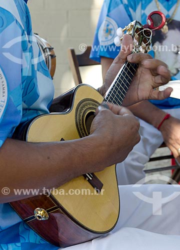  Homem tocando cavaquinho na roda de samba de músicos do Grêmio Recreativo Escola de Samba Unidos de Vila Isabel  - Rio de Janeiro - Rio de Janeiro (RJ) - Brasil