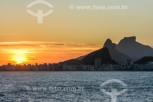  Vista do Morro Dois Irmãos e Pedra da Gávea a partir da Ilha de Cotunduba durante o pôr do sol  - Rio de Janeiro - Rio de Janeiro (RJ) - Brasil