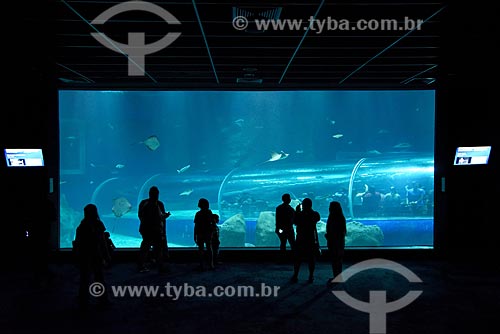  Silhueta de pessoas no interior do AquaRio - aquário marinho da cidade do Rio de Janeiro  - Rio de Janeiro - Rio de Janeiro (RJ) - Brasil
