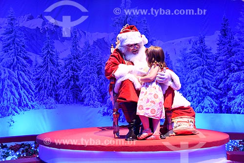  Papai Noel e criança na exposição Uma Aventura de Natal - no Armazém 2 do Cais da Gamboa  - Rio de Janeiro - Rio de Janeiro (RJ) - Brasil