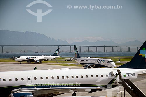  Aviões na pista do Aeroporto Santos Dumont com a Ponte Rio-Niterói ao fundo  - Rio de Janeiro - Rio de Janeiro (RJ) - Brasil