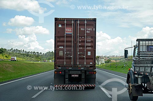  Detalhe de transporte de contêiner na Rodovia Santos Dumont (SP-075)  - Campinas - São Paulo (SP) - Brasil