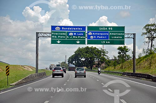  Placa indicando acesso à outras rodovias na Rodovia Santos Dumont (SP-075)  - Campinas - São Paulo (SP) - Brasil