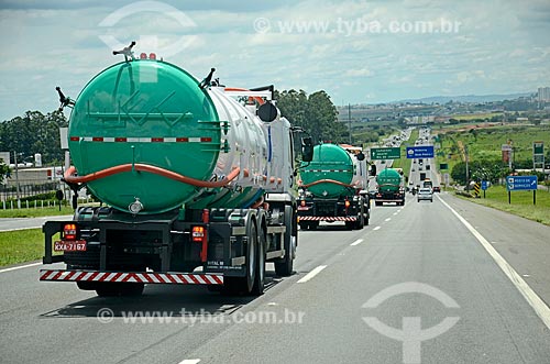  Tráfego de caminhões-tanques na Rodovia Santos Dumont (SP-075)  - Campinas - São Paulo (SP) - Brasil