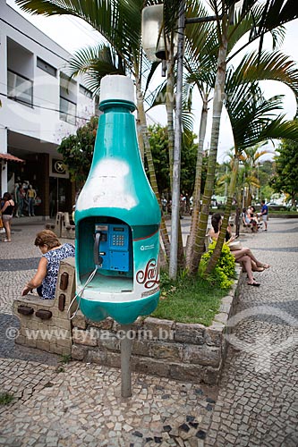  Telefone público em forma de garrafa de água mineral São Lourenço no calçadão da Rua Wenceslau Braz  - São Lourenço - Minas Gerais (MG) - Brasil