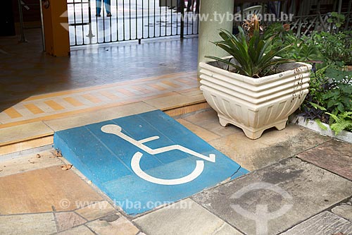  Rampa de acesso para pessoa com deficiência no Parque Dr. Lisandro Carneiro Guimarães (Parque das Águas de Caxambu)  - Caxambu - Minas Gerais (MG) - Brasil