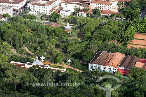  Vista do Balneário Centro Hidroterápico e a indústria de envasamento da Água Caxambu durante durante travessia do Teleférico de Caxambu  - Caxambu - Minas Gerais (MG) - Brasil