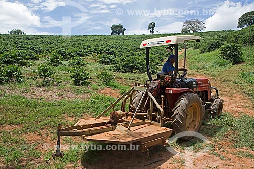  Roçadeira próximo à plantação de café na Fazenda Serra Azul  - Carmo de Minas - Minas Gerais (MG) - Brasil