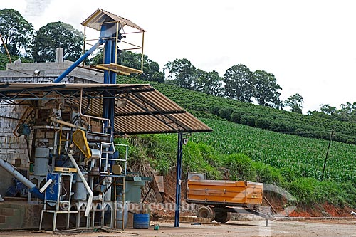  Despolpadeira de café com plantação de milho e café ao fundo na Fazenda Serra Azul  - Carmo de Minas - Minas Gerais (MG) - Brasil