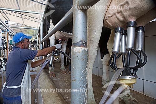  Detalhe de ordenha mecanizada de Gado Holstein-Frísia - também conhecido como Gado Holandês - na Fazenda Serra Azul  - Carmo de Minas - Minas Gerais (MG) - Brasil