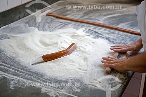  Confeiteira preparando balas de doce de leite na fábrica de doces Imperial - km 92 da Rodovia BR-354  - Caxambu - Minas Gerais (MG) - Brasil