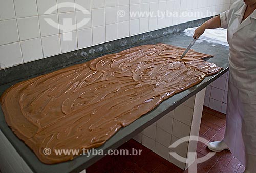 Confeiteira preparando balas de doce de leite na fábrica de doces Imperial - km 92 da Rodovia BR-354  - Caxambu - Minas Gerais (MG) - Brasil
