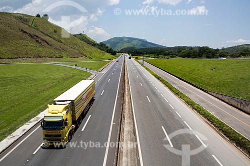  Caminhão baú no km 330 da Rodovia Presidente Dutra (BR-116) próximo à Engenheiro Passos  - Resende - Rio de Janeiro (RJ) - Brasil