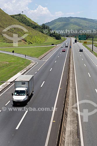  Caminhão baú no km 330 da Rodovia Presidente Dutra (BR-116) próximo à Engenheiro Passos  - Resende - Rio de Janeiro (RJ) - Brasil