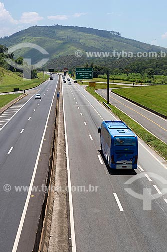  Ônibus no km 330 da Rodovia Presidente Dutra (BR-116) próximo à Engenheiro Passos  - Resende - Rio de Janeiro (RJ) - Brasil