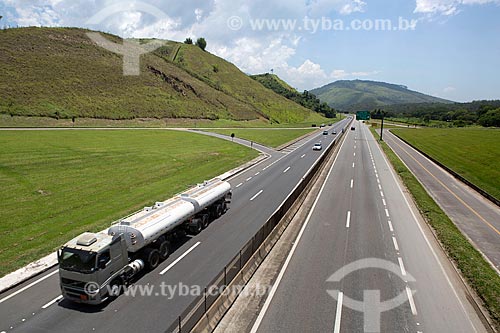  Caminhão-tanque no km 330 da Rodovia Presidente Dutra (BR-116) próximo à Engenheiro Passos  - Resende - Rio de Janeiro (RJ) - Brasil