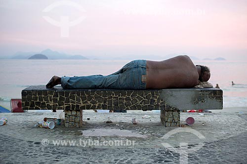  Morador de rua dormindo em banco da Praia de Copacabana  - Rio de Janeiro - Rio de Janeiro (RJ) - Brasil