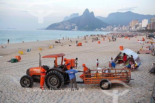  Garis limpando a Praia de Ipanema - posto 8 - com trator após festa de Réveillon  - Rio de Janeiro - Rio de Janeiro (RJ) - Brasil