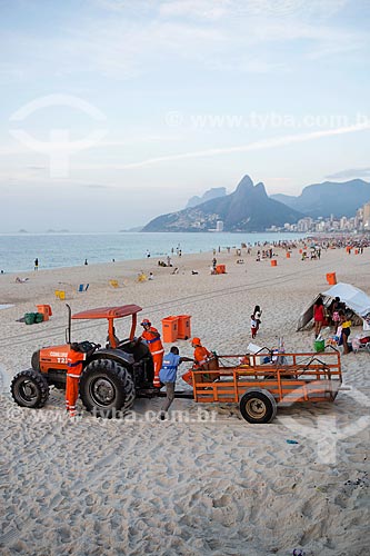  Garis limpando a Praia de Ipanema - posto 8 - com trator após festa de Réveillon  - Rio de Janeiro - Rio de Janeiro (RJ) - Brasil