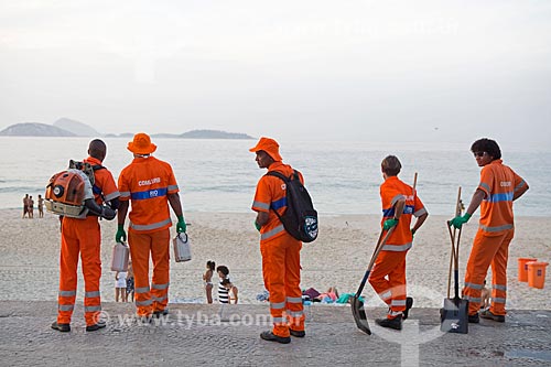  Concentração de garis da Comlurb na Praia de Ipanema - posto 8 - após festa de Réveillon  - Rio de Janeiro - Rio de Janeiro (RJ) - Brasil