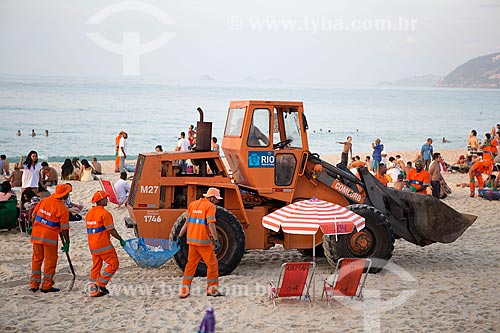  Garis limpando a Praia de Ipanema - posto 8 - após festa de Réveillon  - Rio de Janeiro - Rio de Janeiro (RJ) - Brasil