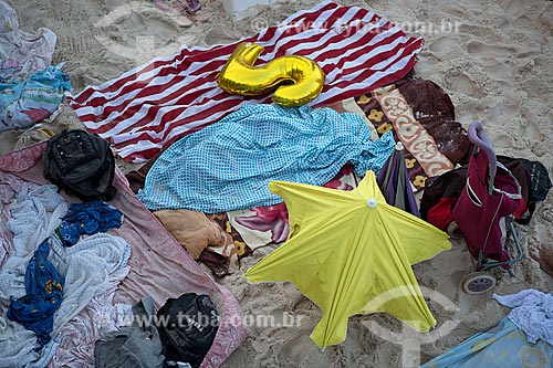  Acampamento na areia da Praia de Ipanema - posto 8 - após festa de Réveillon  - Rio de Janeiro - Rio de Janeiro (RJ) - Brasil