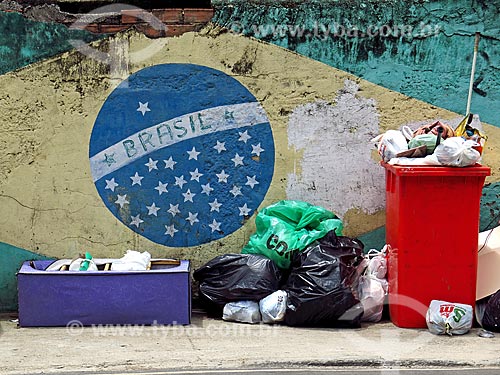  Muro com grafite da bandeira do Brasil cercada de lixo  - Rio de Janeiro - Rio de Janeiro (RJ) - Brasil