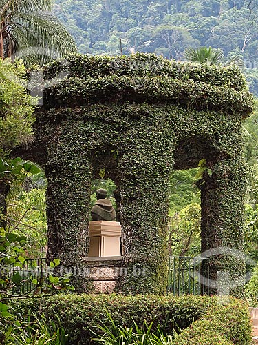  Vista da Casa de Cedros com o busto de Frei Leandro do Sacramento no Jardim Botânico do Rio de Janeiro  - Rio de Janeiro - Rio de Janeiro (RJ) - Brasil