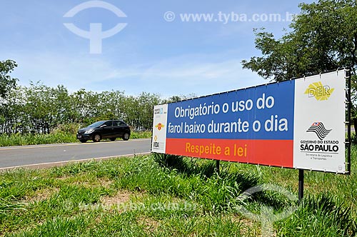  Placa no acostamento da Rodovia Assis Chateaubriand (SP-425) que diz: obrigatório o uso de farol baixo durante o dia  - Barretos - São Paulo (SP) - Brasil