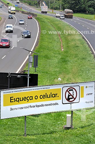  Placa no canteiro central da Rodovia Washington Luís (SP-310) que diz: Esqueça o celular. Bom mesmo é ficar ligado na estrada  - São José do Rio Preto - São Paulo (SP) - Brasil