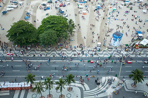  Vista de cima de público chegando à Praia de Copacabana para a festa de réveillon  - Rio de Janeiro - Rio de Janeiro (RJ) - Brasil