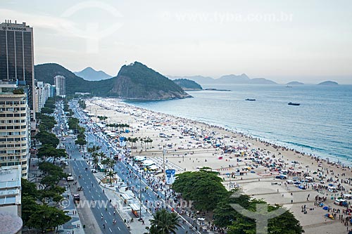  Vista de cima de público chegando à Praia de Copacabana e Praia do Leme para a festa de réveillon com o Área de Proteção Ambiental do Morro do Leme ao fundo  - Rio de Janeiro - Rio de Janeiro (RJ) - Brasil