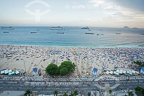  Vista de cima de público chegando à Praia de Copacabana para a festa de réveillon  - Rio de Janeiro - Rio de Janeiro (RJ) - Brasil