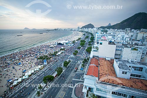  Vista de cima de público chegando à Praia de Copacabana para a festa de réveillon  - Rio de Janeiro - Rio de Janeiro (RJ) - Brasil