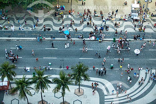  Vista de cima de público chegando à Praia de Copacabana para a festa de réveillon  - Rio de Janeiro - Rio de Janeiro (RJ) - Brasil