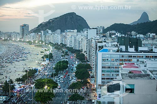  Vista de cima de público chegando à Praia de Copacabana para a festa de réveillon  - Rio de Janeiro - Rio de Janeiro (RJ) - Brasil