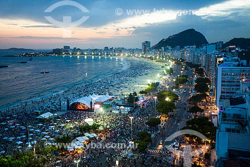  Vista de cima de público chegando à Praia de Copacabana para a festa de réveillon  - Rio de Janeiro - Rio de Janeiro (RJ) - Brasil