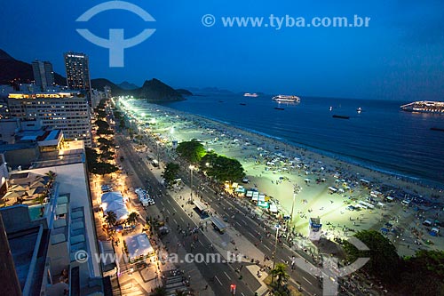  Vista de cima de público chegando à Praia de Copacabana e Praia do Leme para a festa de réveillon com o Área de Proteção Ambiental do Morro do Leme ao fundo  - Rio de Janeiro - Rio de Janeiro (RJ) - Brasil