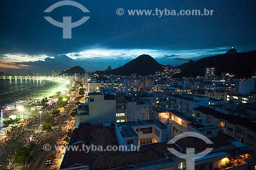  Vista de cima de público chegando à Praia de Copacabana para a festa de réveillon  - Rio de Janeiro - Rio de Janeiro (RJ) - Brasil