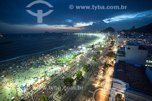  Vista de cima de público chegando à Praia de Copacabana para a festa de réveillon  - Rio de Janeiro - Rio de Janeiro (RJ) - Brasil