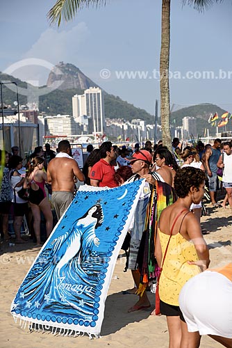  Vendedor ambulante de canga durante a Festa de Yemanjá na Praia de Copacabana  - Rio de Janeiro - Rio de Janeiro (RJ) - Brasil