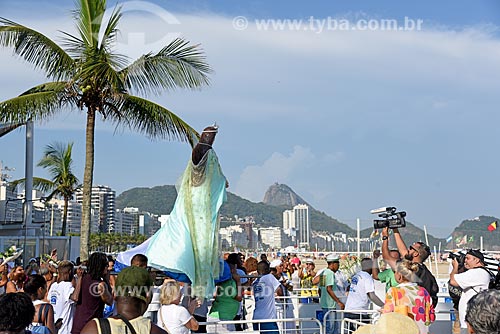  Fiéis e a imagem de Yemanjá na Praia de Copacabana durante a Festa de Yemanjá  - Rio de Janeiro - Rio de Janeiro (RJ) - Brasil