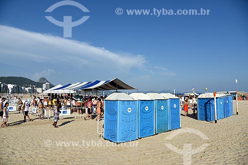  Banheiro químico na Praia de Copacabana durante a Festa de Yemanjá  - Rio de Janeiro - Rio de Janeiro (RJ) - Brasil