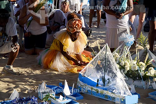  Barco com oferendas à Yemanjá na Praia de Copacabana durante a Festa de Yemanjá  - Rio de Janeiro - Rio de Janeiro (RJ) - Brasil