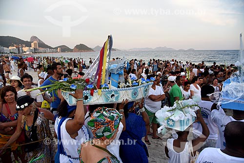  Barco com oferendas à Yemanjá na Praia de Copacabana durante a Festa de Yemanjá  - Rio de Janeiro - Rio de Janeiro (RJ) - Brasil